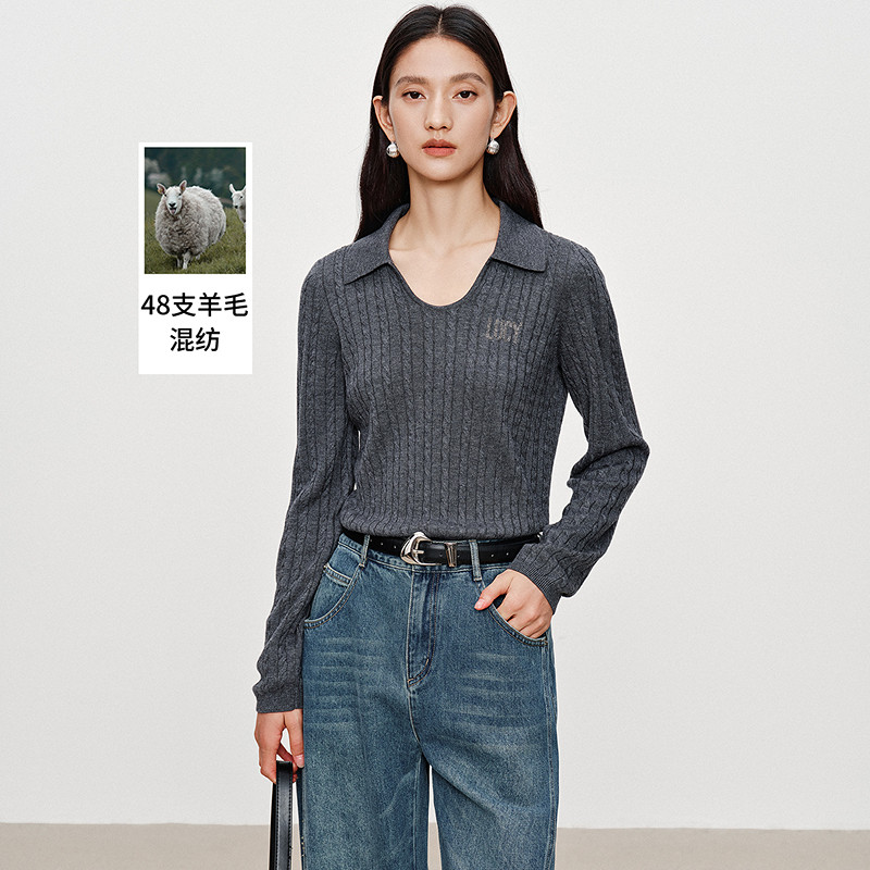 衣香丽影灰色翻V领毛针织衫女2026年秋装新款宽松慵懒风麻花上衣