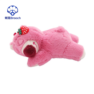 趴身上草莓熊胸针男女可爱毛绒玩偶挂件可爱毛绒别针衣服包包配饰