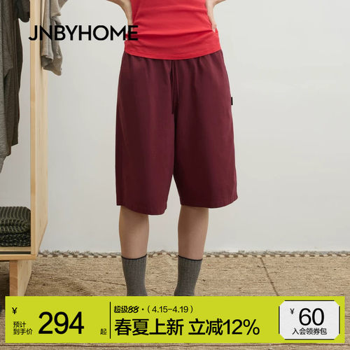 裤长过膝设计，版型宽松包容