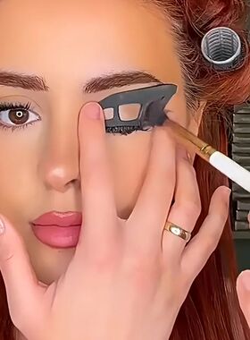 Eye Makeup Assistant - 2 Special Eyeshadow Brushes, Eyeshado