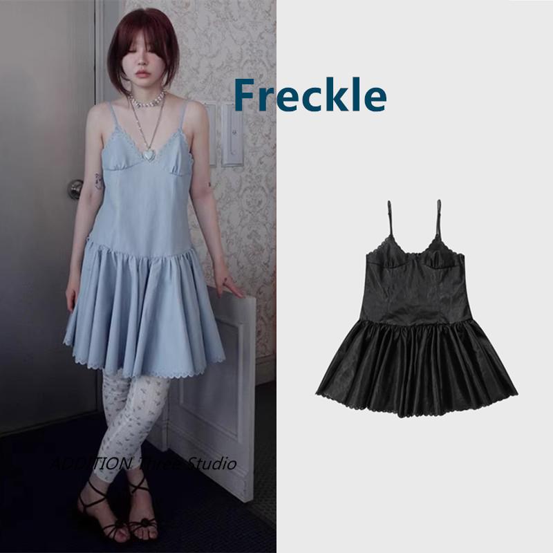 韩国 Freckle 25春夏新款减龄蕾丝花边V领宽松休闲百褶吊带连衣裙