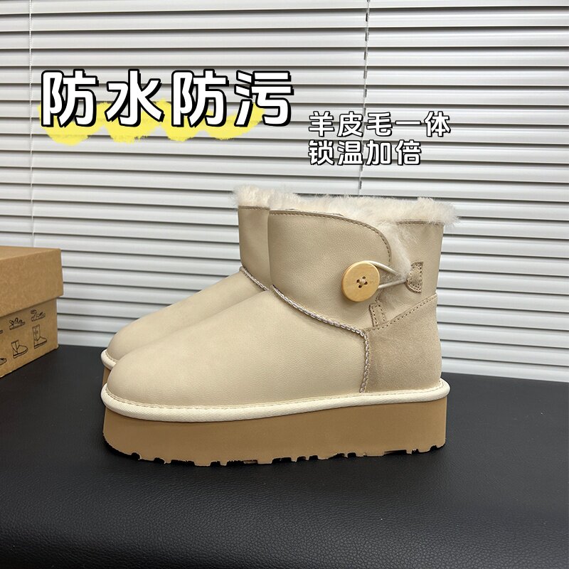 厚底白色皮面低筒木扣防水雪地靴