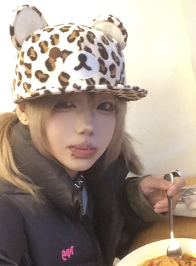 原创自制可爱甜酷豹纹轻松小熊平檐鸭舌帽女y2k百搭显脸小棒球帽