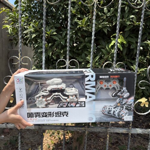 2.4GHZ遥控侧向行驶360度特技旋转灯光喷雾碰撞变形坦克车玩具男