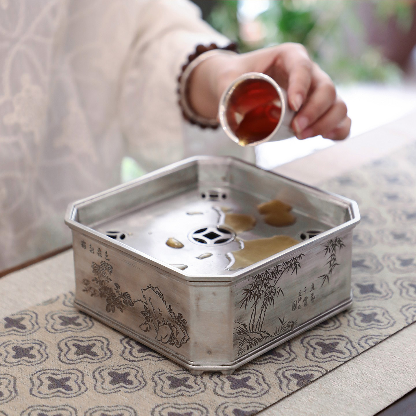 秦藏阁梅兰竹菊纯锡壶承做旧蓄水