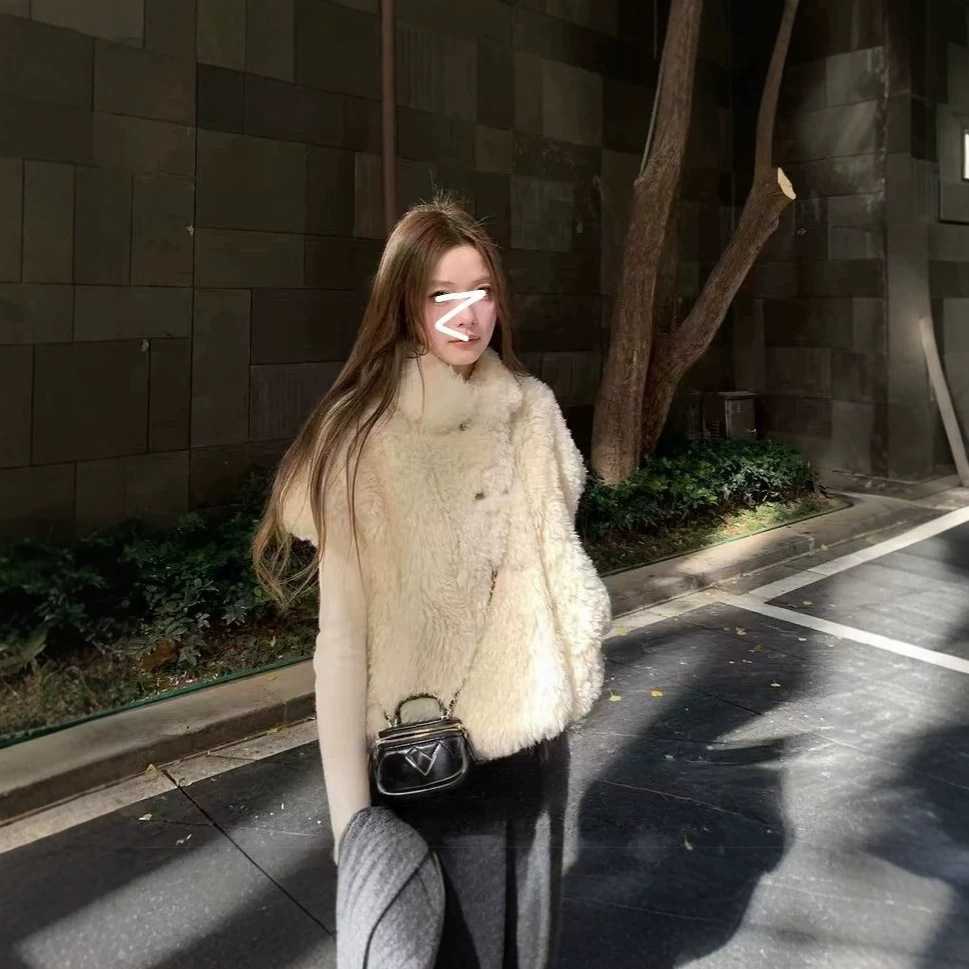 秋冬新款羊羔毛皮毛一体环保皮草马甲女小斗篷毛毛外套短坎肩背心