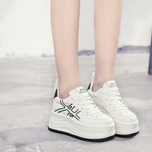 秋冬小白鞋内增高女鞋子8cm坡跟单鞋2026新款松糕鞋厚底高跟板鞋