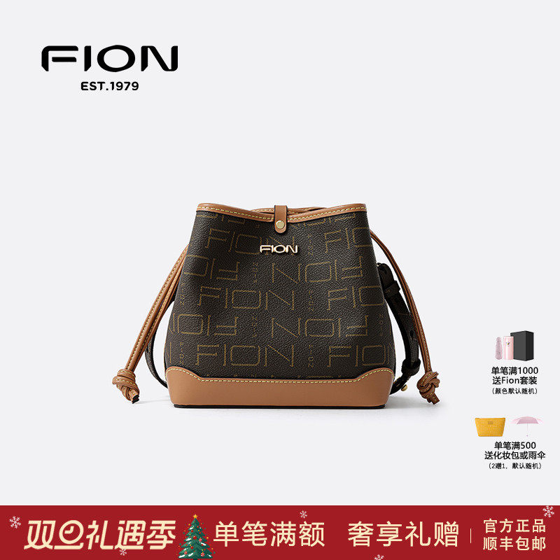 Fion/菲安妮水桶包新款女包包经典复古抽绳单肩斜挎包FAAFJGC128