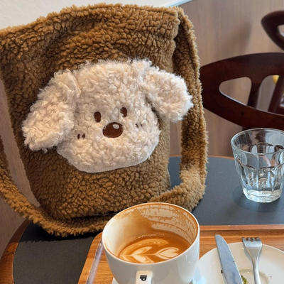 可爱毛绒小狗斜挎包！2025新款冬季通勤休息水桶包ins百搭毛毛包