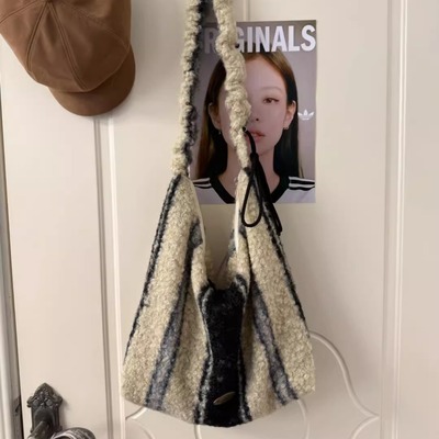 秋冬淡人·韩系ins风毛绒斜挎包单肩包女文艺复古学生百搭通勤包