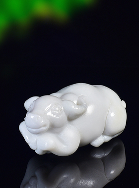 汉白玉牛小摆件扭转乾坤把件和田玉新疆白玉牛气冲天手把件