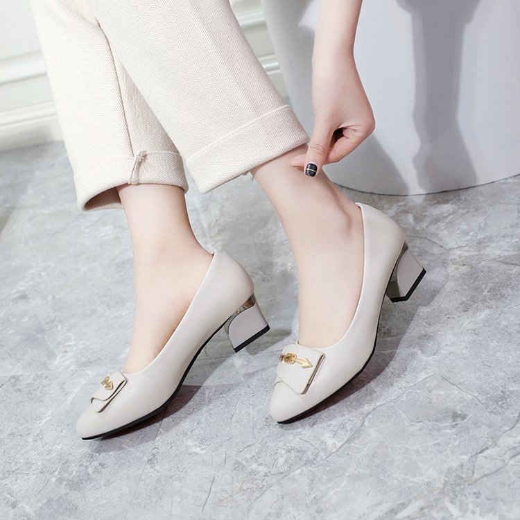 中年女士米白色3cm4上班高跟鞋