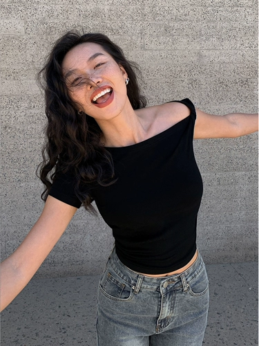 Черная летняя дизайнерская короткая футболка, тренд сезона, облегающий крой