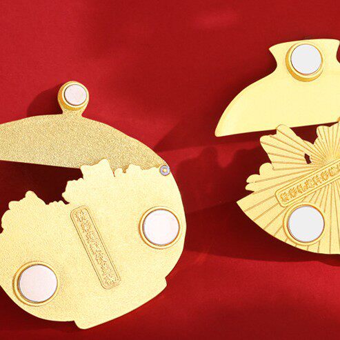 御猫粉彩莲瓣纹盖碗金属