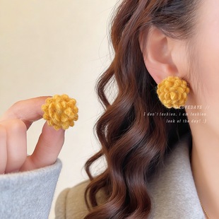 毛绒花朵耳钉女甜美气质百搭秋冬耳环2025新款 小众设计气质耳饰