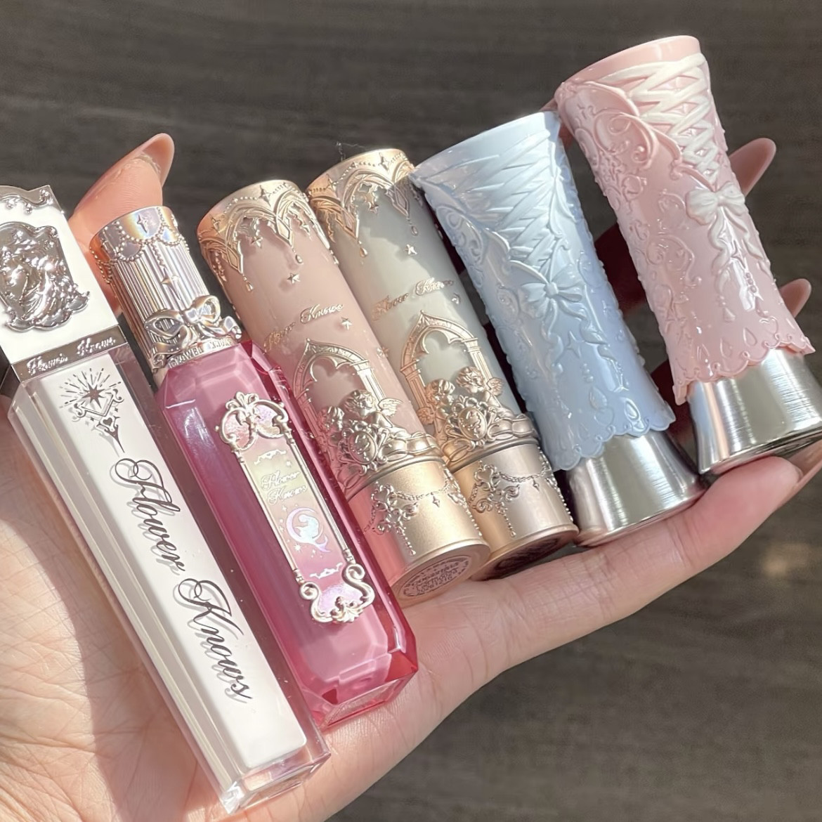 Коллекция цветочной глазури для губ Flower Flower Lip Glaze Midsummer Бабочка Облако на плече Маленький ангел Шоколадный крем для губ в стиле Рококо Матовая зеркальная помада Изображение 1