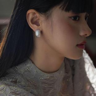 小众设计感925纯银月牙温柔弧线设计耳钉高级感冷淡风耳饰低调闪