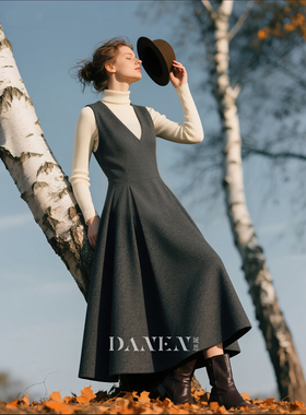 深灰色毛呢V领背带连衣裙女2026年秋冬新款温柔大方叠穿A字裙