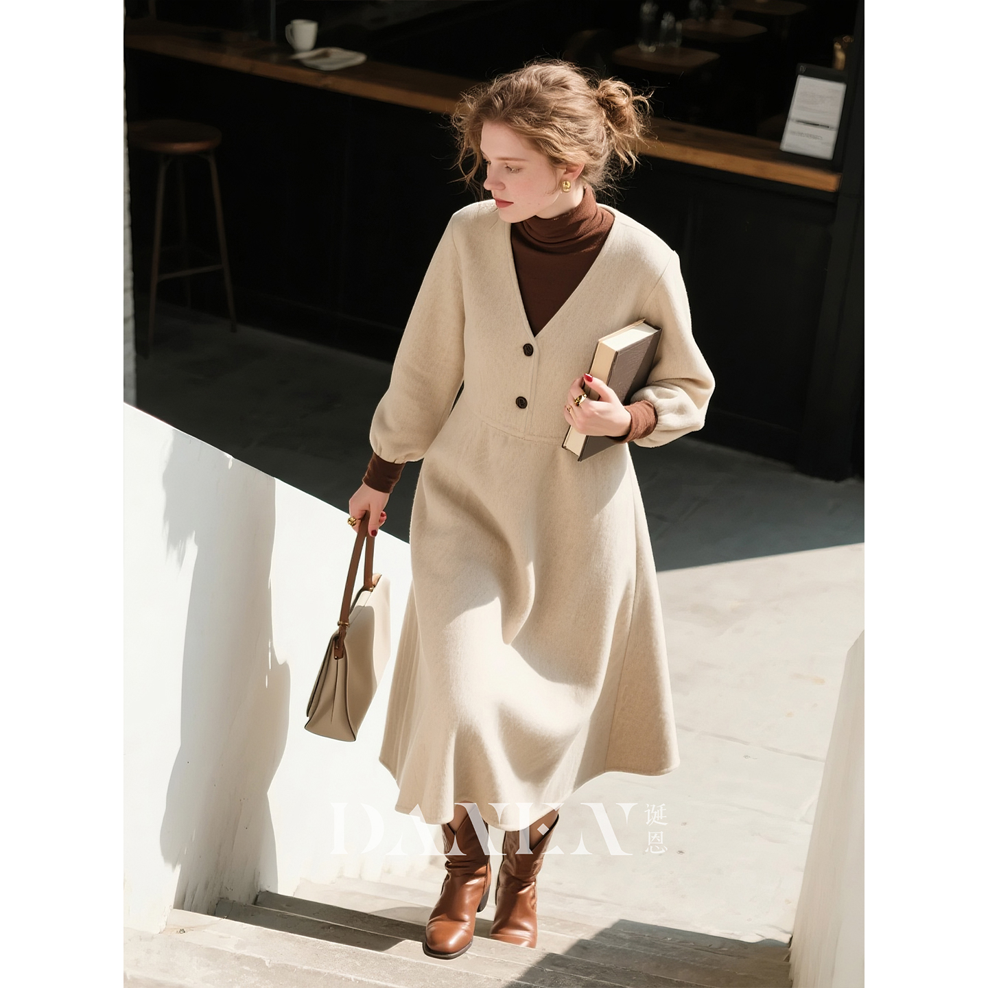 燕麦色毛呢V领连衣裙女2025年