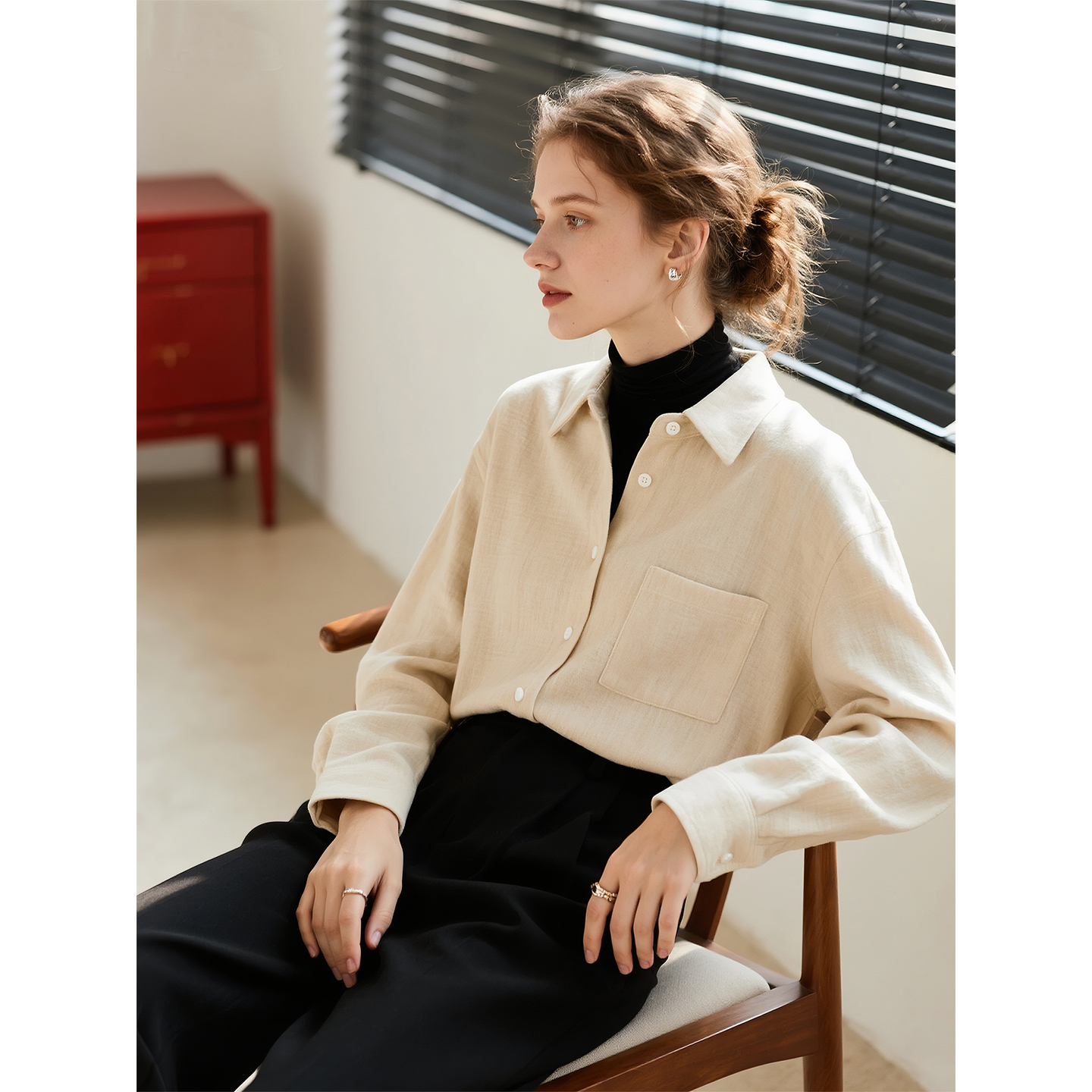 米白色磨毛灯芯绒衬衫女2025年