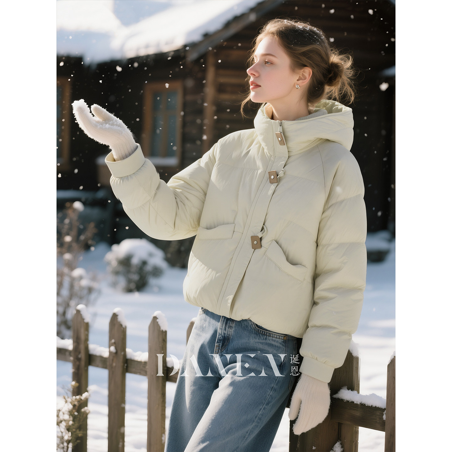 奶绿色带帽羽绒服女2026年秋冬新款简约时尚百搭短款加厚保暖外套