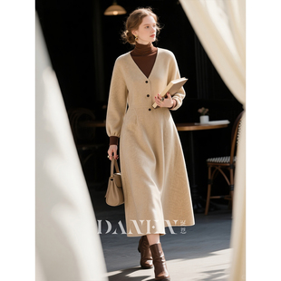 燕麦色V领毛呢连衣裙女2026年秋冬新款温柔风高级感气质叠穿长裙