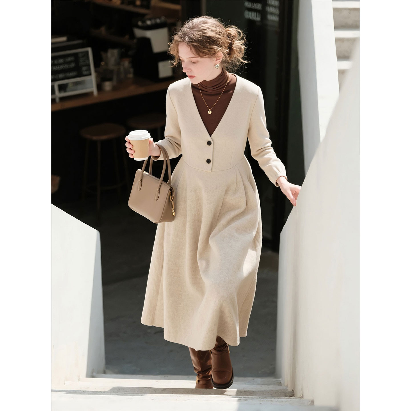 燕麦色V领毛呢长袖连衣裙女2025