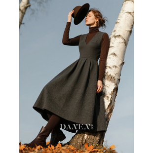 深灰色毛呢V领背带连衣裙女2026年秋冬新款温柔优雅叠穿A字裙