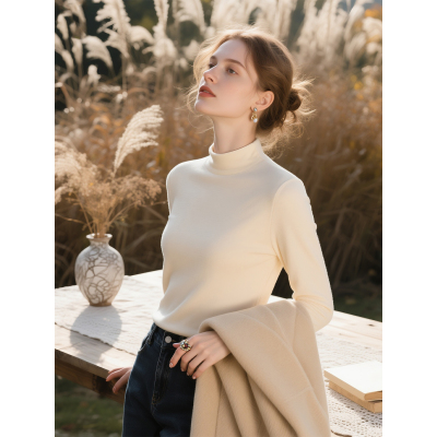 白色半高领保暖德绒针织衫