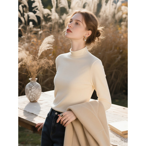 白色半高领保暖德绒针织衫