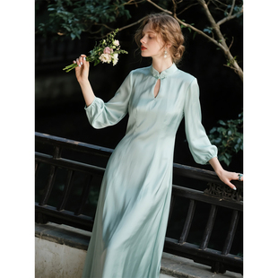 淡绿色新中式立领缎面连衣裙女2026年春季新款长裙盘扣改良旗袍