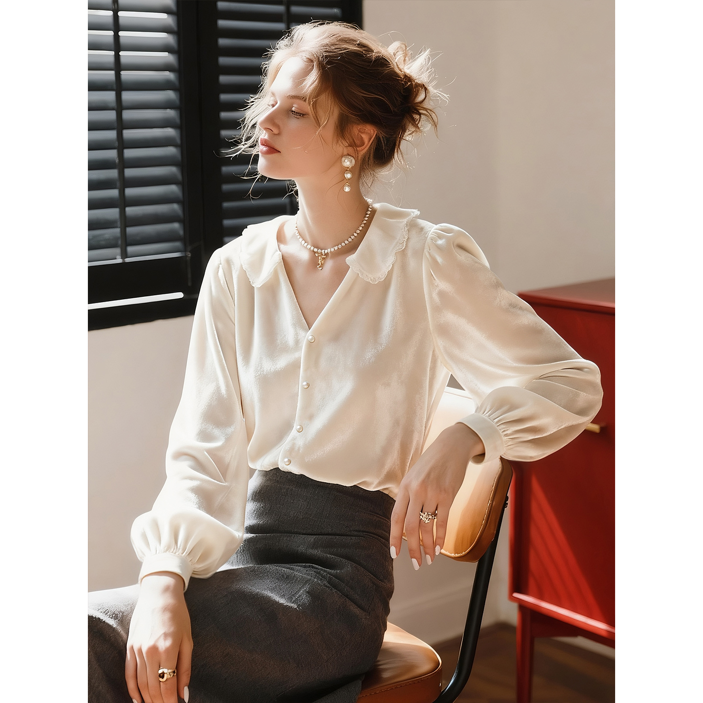 白色V领丝绒衬衫女2025年秋冬
