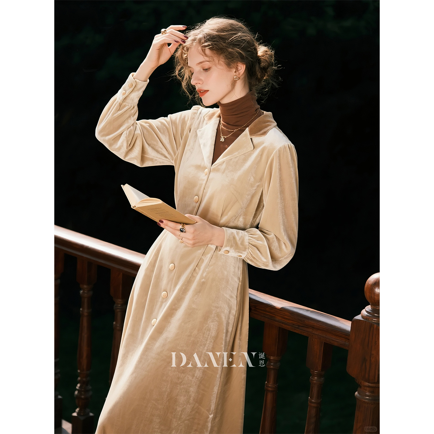 香槟杏丝绒长袖连衣裙女2025年