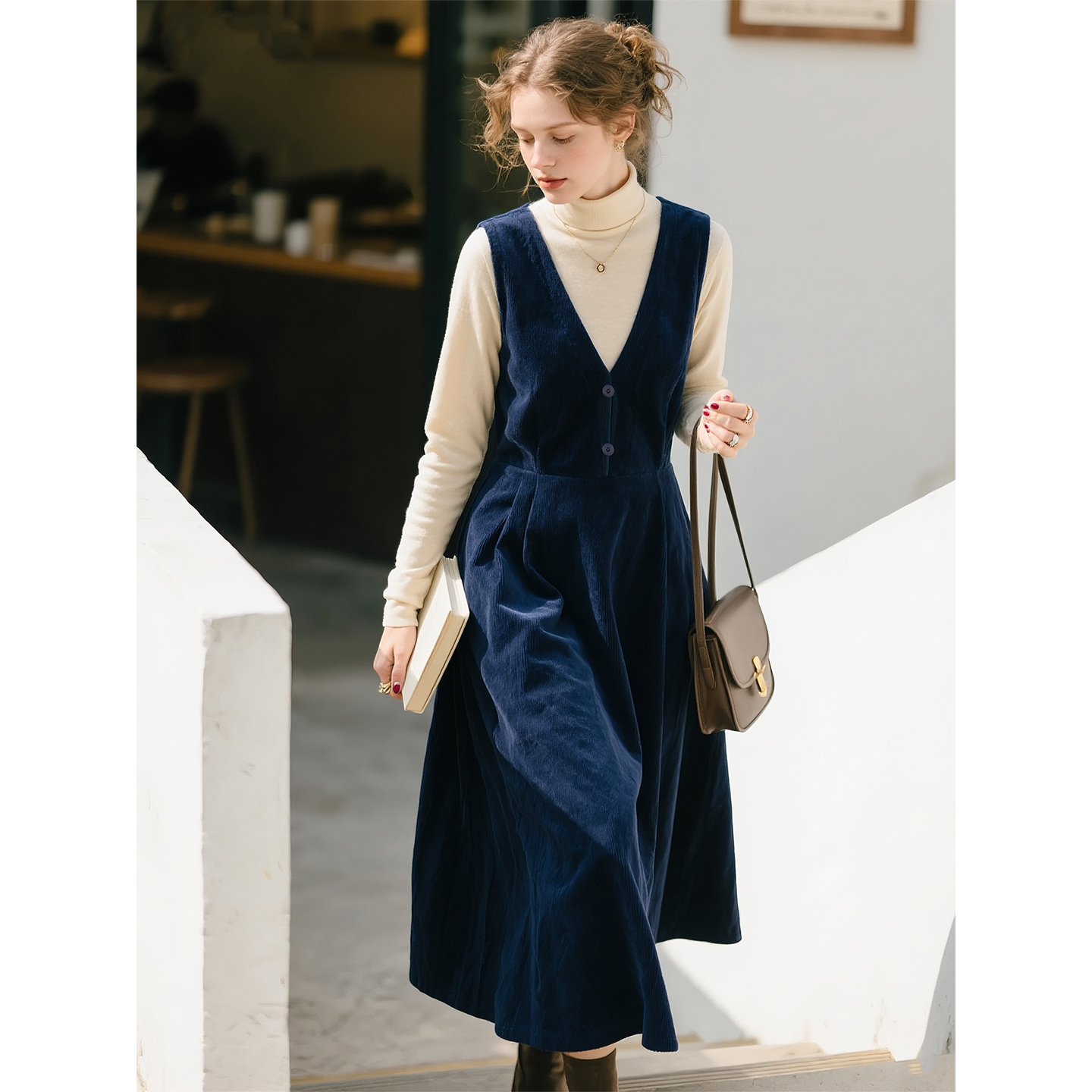 蓝色纯棉V领灯芯绒背带连衣裙女2025年秋冬新款法式叠穿连衣裙