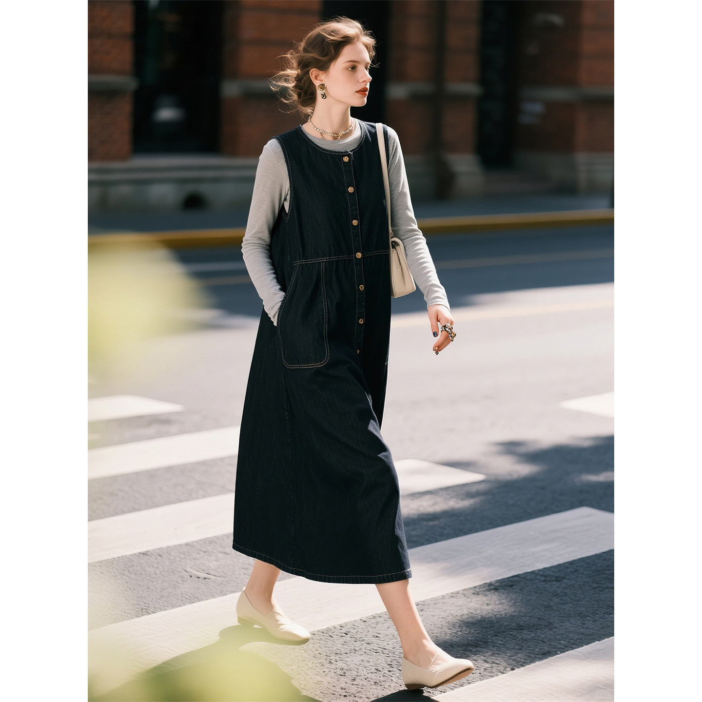 灰黑色牛仔背带连衣裙女2026年春季新款复古风通勤百搭叠穿中长裙