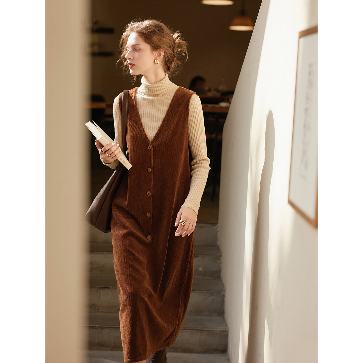 焦糖色V领灯芯绒背心连衣裙女