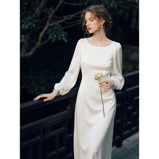 白色缎面方领长袖连衣裙女2026年春季新款法式收腰高级感长裙