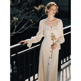 白色方领长袖连衣裙女2026年春季新款轻奢高级感气质收腰显瘦长裙