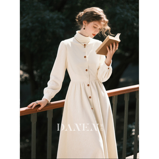 白色圆领灯芯绒连衣裙女2026年秋冬新款法式温柔风收腰显瘦裙子