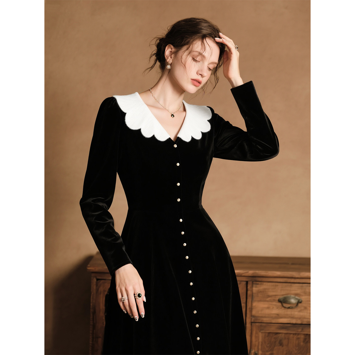 黑色V领丝绒连衣裙女2025年秋冬