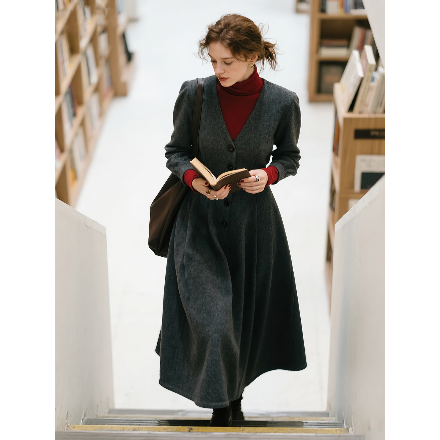 深灰色毛呢V领连衣裙女2025年