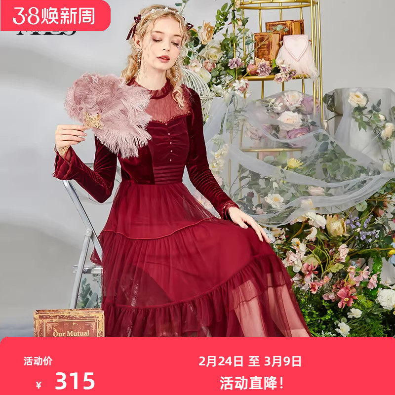 艾丽丝2026春季新款红色仙气丝绒长款连衣裙女显瘦蕾丝花边蛋糕裙