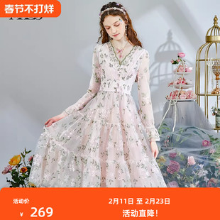 艾丽丝2026春季新款女装复古宫廷风中长款裙子刺绣v领超仙连衣裙