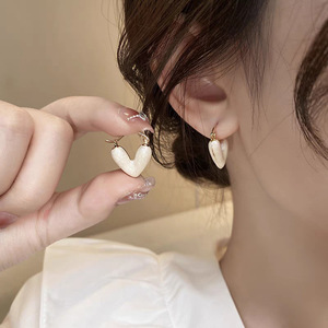 撤柜韩版简约白色爱心耳环女小巧百搭甜美年新款潮滴釉耳扣耳饰女