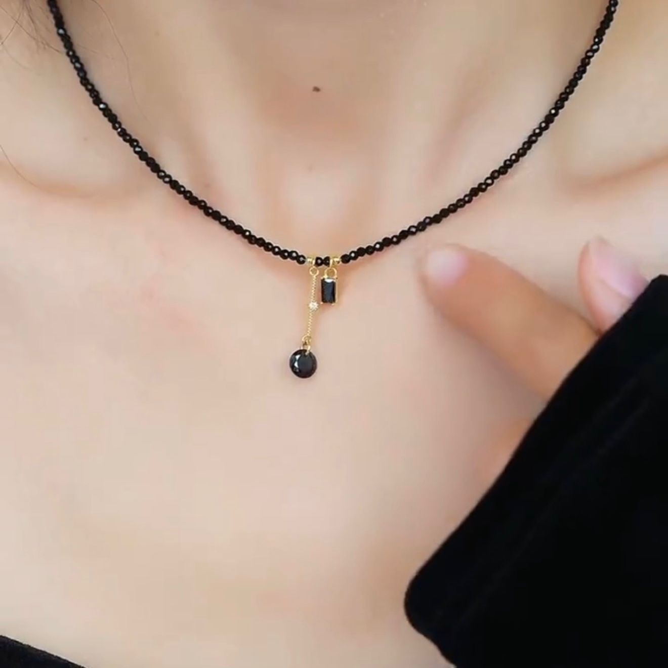 撤柜高级感冷淡风黑色水晶锆石流苏串珠项链女小众复古时尚颈链锁