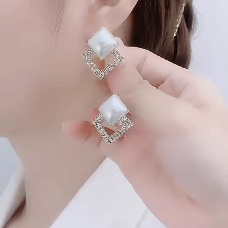 撤柜新款简约几何双菱形珍珠耳环女个性高级感耳扣潮轻奢黑色水晶