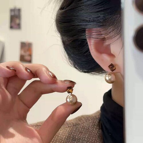 撤柜小众设计感轻奢复古咖色水晶方糖珍珠耳钉耳环女百搭时尚气质