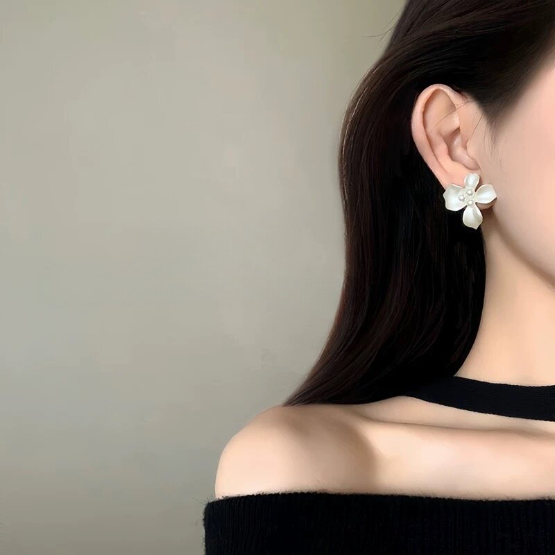 撤柜韩版白色珍珠花朵耳钉花瓣耳环女轻奢小众百搭小香风耳饰配饰