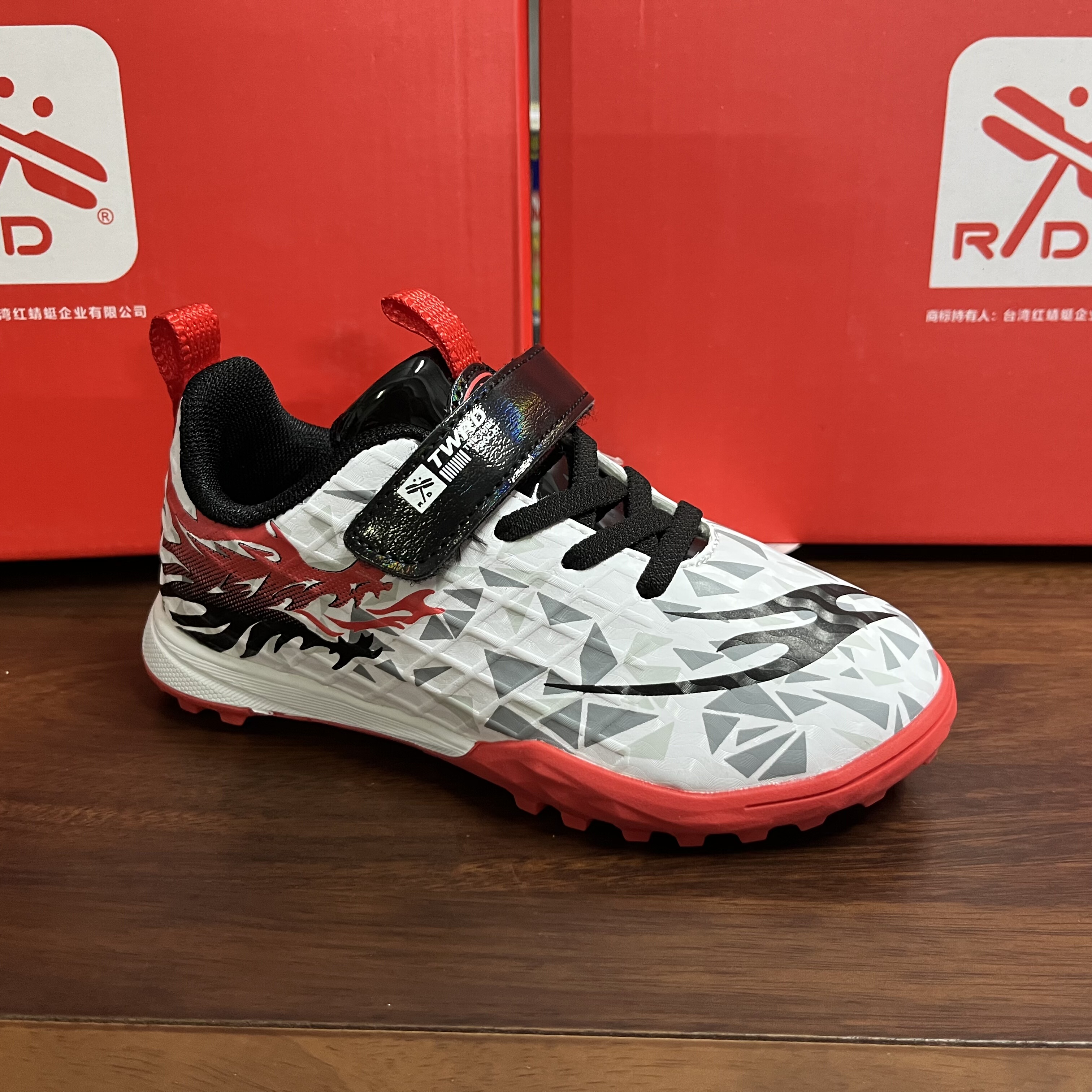 撤柜品牌童鞋春秋款儿童运动鞋男女童碎钉足球鞋训练鞋防滑底轻便