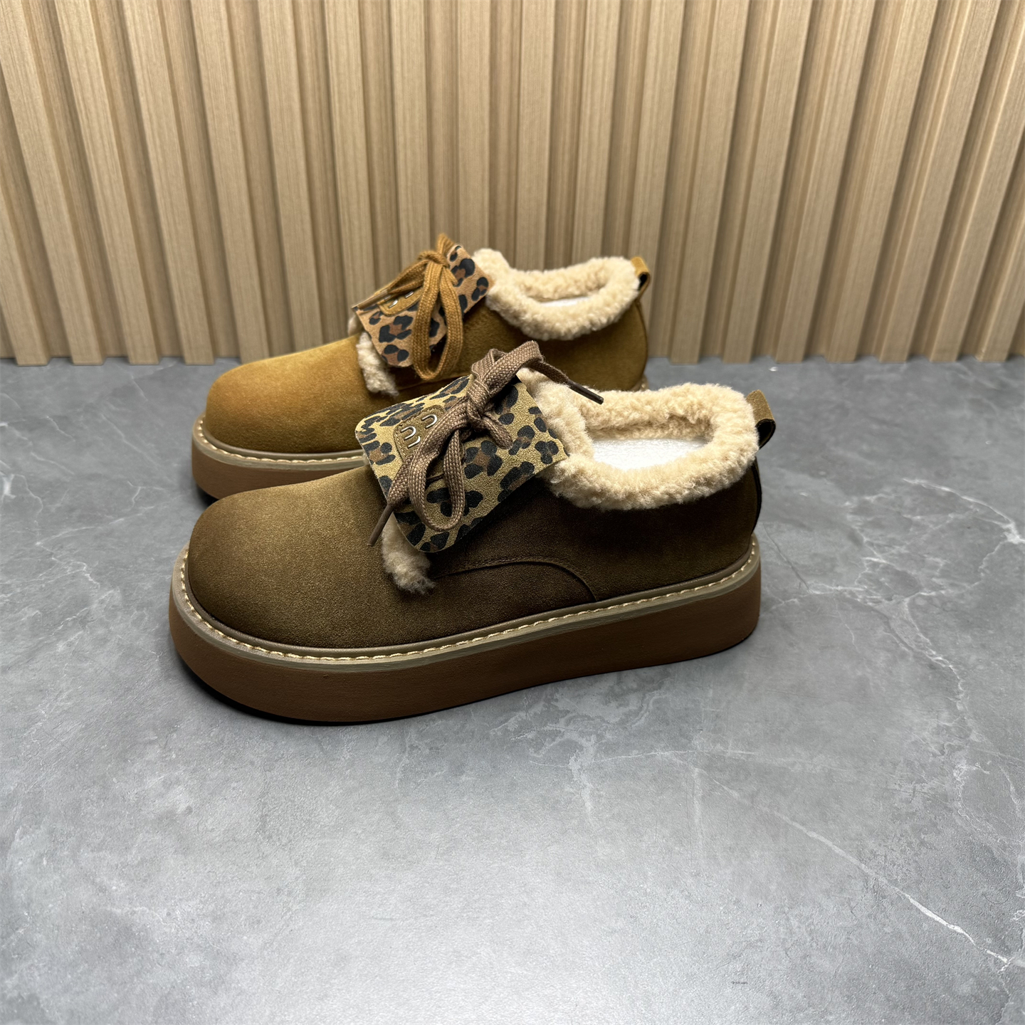 品牌撤柜断码2025冬季新款时尚休闲鞋真皮加绒棉鞋勃肯鞋毛毛鞋女